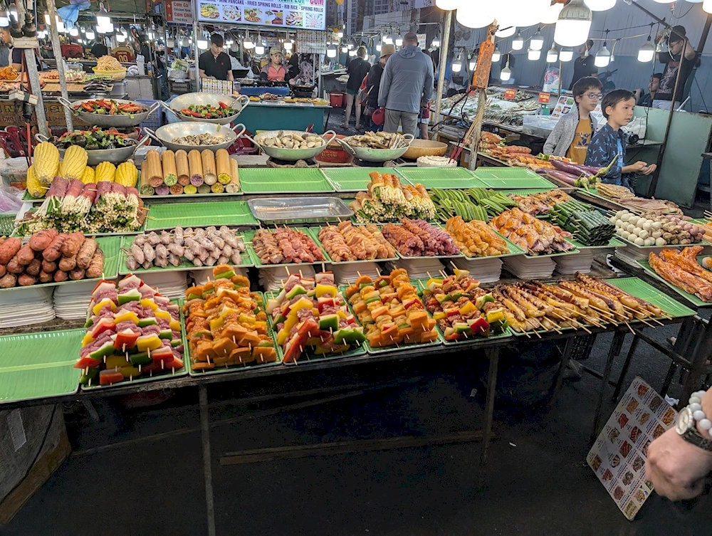 Gian hàng bán đồ ăn vặt và đồ nướng tại Chợ đêm Sơn Trà hấp dẫn du khách